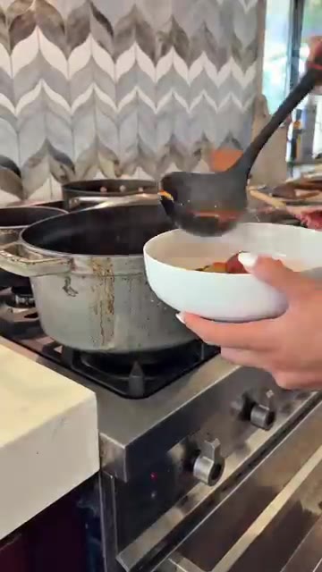파스타가 익을 때까지 끓인 후 그릇에 담아 맛있게 먹는다. — 미네스트로네 수프 레시피