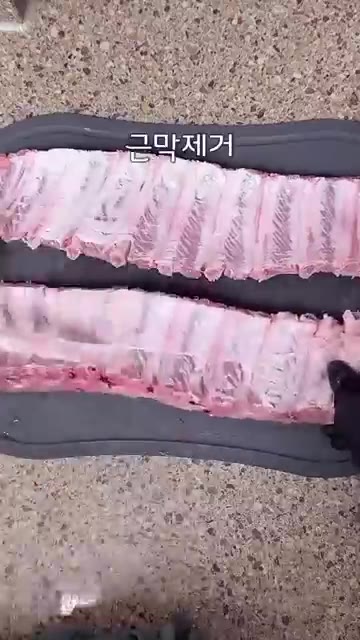 등갈비의 근막을 제거하고 먹기 좋게 자른 뒤 깨끗하게 씻어줍니다. — 잡내 1도없는❗️매콤칼칼❗️등갈비 김치찜 레시피