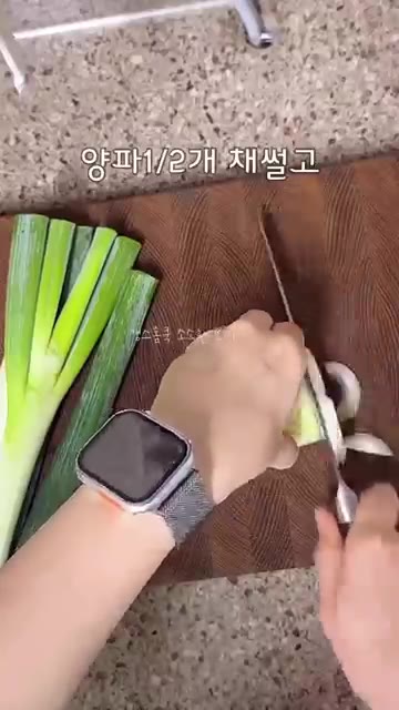 김치를 크게 반으로 찢어 올리고 채 썬 양파 1/2개와 썬 대파 1… — 잡내 1도없는❗️매콤칼칼❗️등갈비 김치찜 레시피