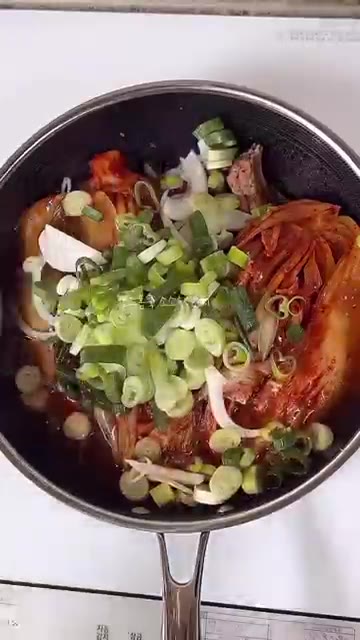 물 600ml, 코인육수 2알, 된장 1을 넣고 센 불에서 끓입니다. — 잡내 1도없는❗️매콤칼칼❗️등갈비 김치찜 레시피