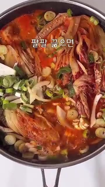 끓기 시작하면 뚜껑을 닫고 중불로 10분, 중약불로 20분간 푹 끓… — 잡내 1도없는❗️매콤칼칼❗️등갈비 김치찜 레시피