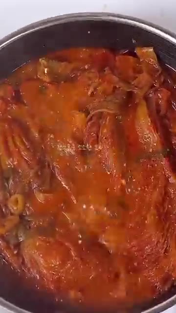 완성된 등갈비 김치찜을 접시에 담고 국물을 끼얹어 맛있게 즐깁니다. — 잡내 1도없는❗️매콤칼칼❗️등갈비 김치찜 레시피