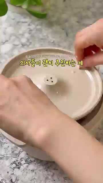볼에 찐 고구마와 당근, 삶은 계란을 넣고 으깬다. — 그릭요거트 고구마샐러드 만들기 10분 컷!