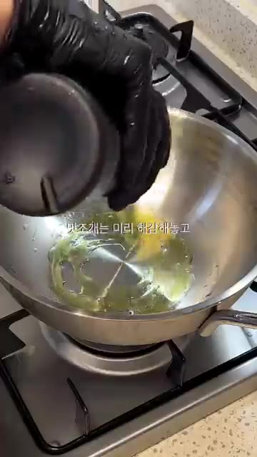 맛조개는 미리 해감하고 팬에 올리브 오일을 두른 뒤 마늘을 넣어 마… — 맛조개 술찜