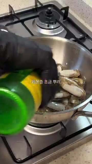 뚜껑을 닫고 10분간 익혀주면 맛조개들이 입을 벌립니다. — 맛조개 술찜