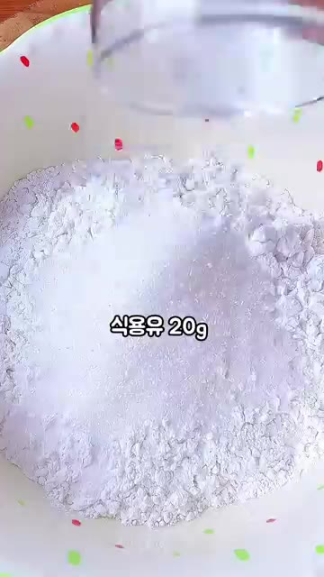 볼에 찹쌀가루, 설탕, 식용유, 우유를 넣고 잘 섞어주세요. — 초간단 쫀득 우유 찹쌀떡 만들기