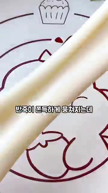 반죽이 쫀득하게 뭉쳐지면 몇 번 늘려주며 결을 잡아줍니다. — 초간단 쫀득 우유 찹쌀떡 만들기