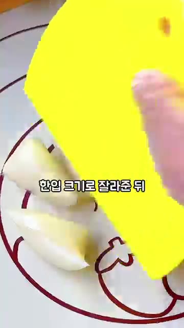 한입 크기로 잘라줍니다. — 초간단 쫀득 우유 찹쌀떡 만들기