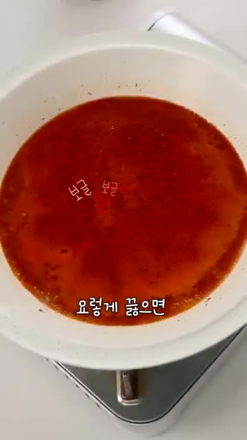 떡이 말랑해지면 어묵과 비엔나 소시지를 넣고, 양배추와 대파를 한… — 10년 엽떡길 인생이 만든 5천원 엽떡레시피