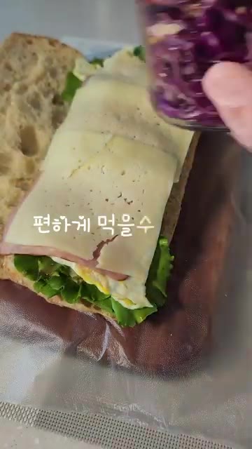 양상추를 듬뿍 올린다. 적양배추는 강력한 항산화 효과가 있다. — 항산화·피부 관리에 좋은 적양배추 라페 샌드위치
