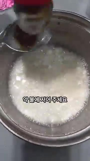냄비에 밀가루 3큰술과 배 음료 250ml를 넣고 약불에 저어가며… — 깍두기 이렇게 쉬웠어? 류수영표 감칠맛 폭발 레시피