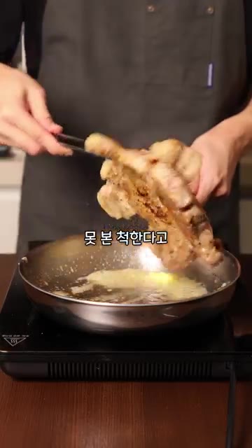 팬에 편마늘을 넣고 노릇하게 튀기듯 구워 건져낸 뒤, 그 기름에 감… — 제육과 견줄 만한 일본 소울푸드