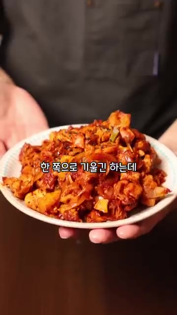 완성된 제육볶음을 접시에 담고, 돈테키도 소스와 마늘을 올려 완성합니다. — 제육과 견줄 만한 일본 소울푸드