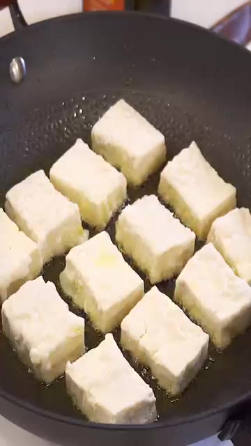 두부를 건져내고 팬에 기름을 살짝 두른 후 다진 마늘 1/2큰술을… — 두부조림 대신 이렇게 만들어 보세요!