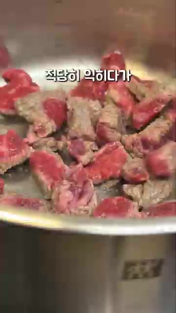 냄비에 소고기를 넣고 볶다가 익으면 무쳐둔 얼갈이를 넣고 1분 더… — 체온 5도 올려주는 소고기 얼갈이 된장국