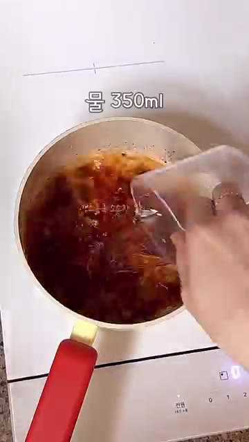 물과 코인육수 1알을 넣고 센 불로 끓인다. — 라면만큼 쉬운❗️해장도 되는❗️당면 계란탕 레시피