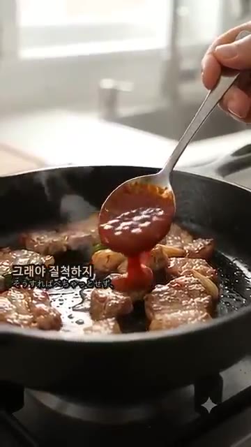 고추장, 고춧가루, 간장, 다진 마늘을 넣고 볶아 질척이지 않고 불… — 시장 식당 한 사장님의 특급 비결! 물기 없이 불맛 입히는 제육볶음 황금 레시피