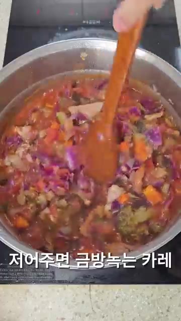 빵에 스프를 얹어 맛있게 즐긴다. — 건강 다이어트 마녀스프! 순삭되는 마법의 맛!