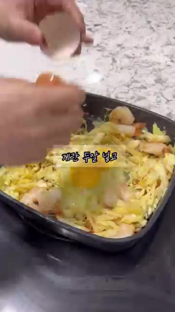 밥을 넣고 고루 섞어 볶아주세요. — 단백질 가득 식단