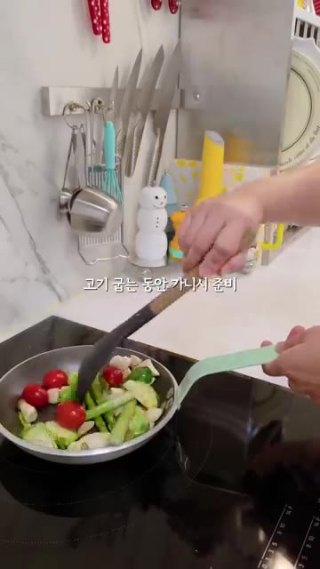 에어프라이어 그릴에 양갈비를 올리고 올리브 오일을 뿌려 굽는다. — 친정엄마 양갈비 심폐소생술