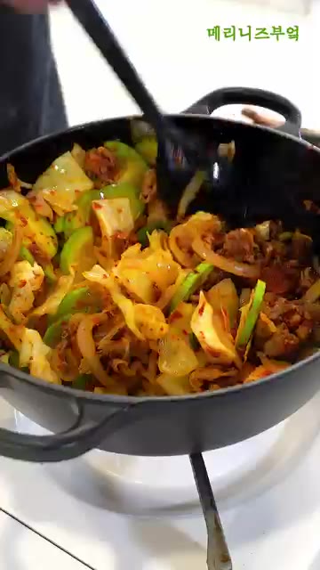 다진 마늘 1/2큰술을 넣고 볶아줍니다. — 우삼겹 넣고 이렇게 끓여보세요👏