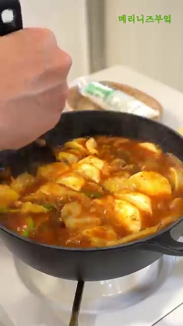 썰어둔 순두부를 넣고 물 500ml를 부어줍니다. 팔팔 끓으면 뚜껑… — 우삼겹 넣고 이렇게 끓여보세요👏