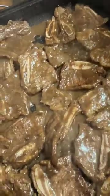 고기를 앞뒤로 뒤집어가며 익힌다. — 양념갈비 파티