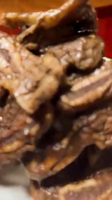 고기가 다 익으면 접시에 담아낸다. 구독 좋아요! — 양념갈비 파티