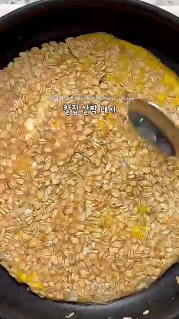 도우의 4등분 된 구역에 준비한 양배추, 토마토, 베이컨, 치즈를… — 초간단 원팬 토스트 만들기! 🥪 노밀가루 오트밀 원팬요리 레시피