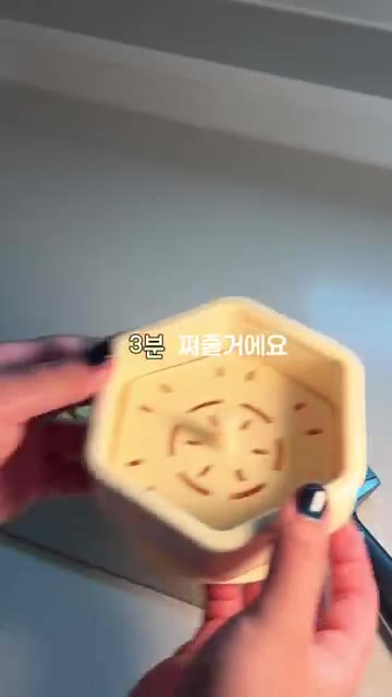 감자는 껍질을 벗기고 작게 썰어 3분간 쪄줍니다. — 겉바속촉 감자치즈볼 만들기