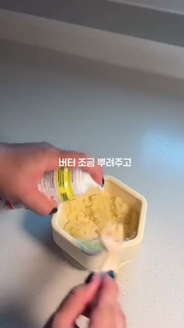 찐 감자를 포크로 으깨고 버터를 약간 넣어줍니다. — 겉바속촉 감자치즈볼 만들기