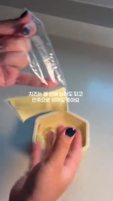 채수 1큰술을 넣고 잘 섞어줍니다. — 겉바속촉 감자치즈볼 만들기