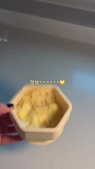 아기 치즈를 잘게 잘라 넣고 전자레인지에 1분간 돌려줍니다. — 겉바속촉 감자치즈볼 만들기