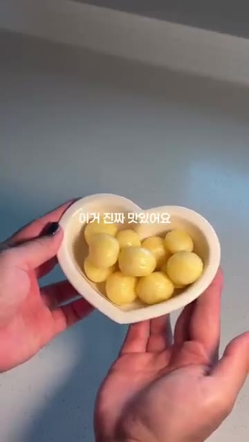 겉이 노릇하게 구워진 감자치즈볼을 접시에 담아냅니다. — 겉바속촉 감자치즈볼 만들기