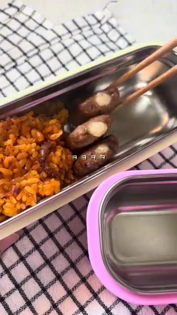 도시락 통에 낙지볶음밥을 담는다. — 프리랜서 떠시락🍡