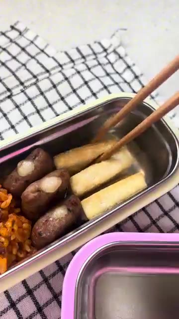 떡갈비를 집게로 집어 도시락 통에 넣는다. — 프리랜서 떠시락🍡