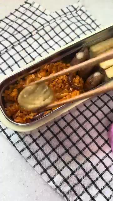 두부 구이를 도시락 통에 가지런히 담는다. — 프리랜서 떠시락🍡