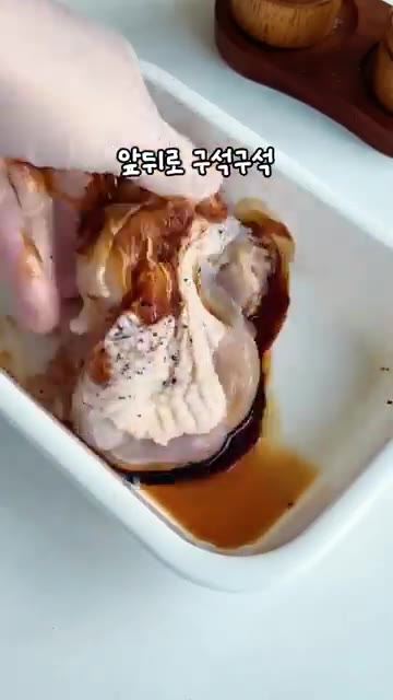 닭다리살에 후추, 간장, 굴소스를 넣고 골고루 버무려 30분간 재워… — 빵 사이에 닭다리살을 통째로! 두툼한 치킨 샌드위치
