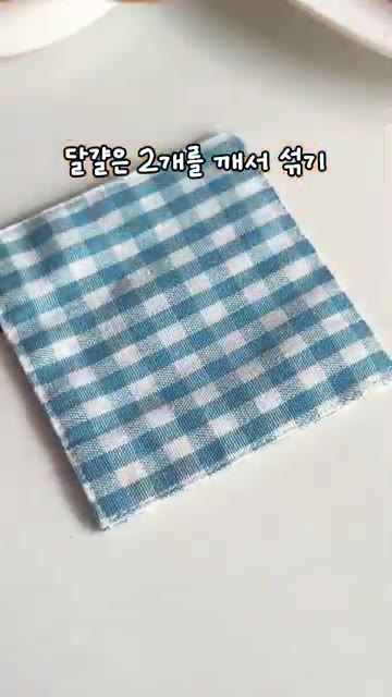 달걀 2개를 깨서 잘 풀어주고, 재워둔 닭다리살은 팬에 식용유를 두… — 빵 사이에 닭다리살을 통째로! 두툼한 치킨 샌드위치