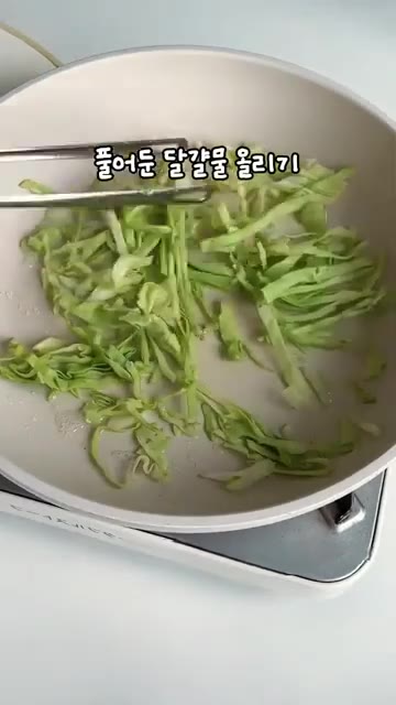 같은 팬에 양배추채를 넣고 부드럽게 볶다가 풀어둔 달걀물을 부어주세요. — 빵 사이에 닭다리살을 통째로! 두툼한 치킨 샌드위치