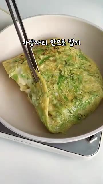 달걀이 익으면 통째로 뒤집고, 가장자리를 안으로 접어 모양을 잡아주세요. — 빵 사이에 닭다리살을 통째로! 두툼한 치킨 샌드위치