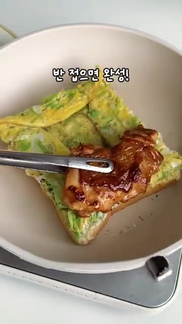구워둔 닭다리살을 올리고 반으로 접으면 맛있는 치킨 샌드위치 완성입니다. — 빵 사이에 닭다리살을 통째로! 두툼한 치킨 샌드위치
