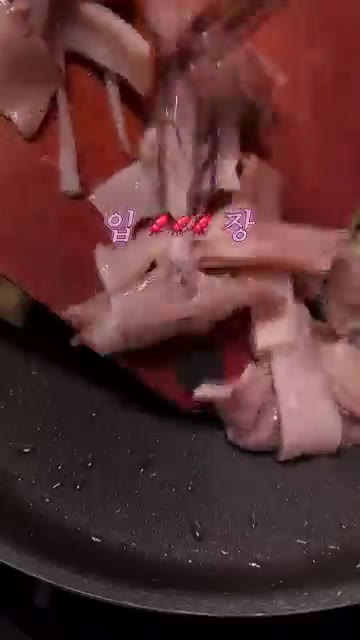 손질한 오징어를 넣고 미림 1작은술, 다진 마늘 1작은술을 넣어 빠… — 오징어 감자 파스타 레시피