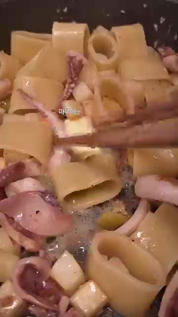 삶은 칼라마라타 면 70g, 면수 60ml, 올리브 5개를 넣고 잘… — 오징어 감자 파스타 레시피