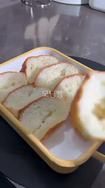모닝빵 위에 체다치즈와 떡갈비를 올린다. — 모닝빵 떡갈비 치즈구이 레시피