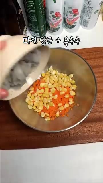 양배추 잎을 살짝 데친 후 찬물에 식혀 준비합니다. — 만두피 대신 양배추로 감싼 새우고기말이