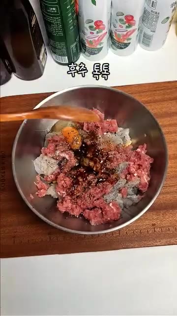 볼에 다진 당근, 옥수수, 다진 새우, 다진 고기를 넣습니다. — 만두피 대신 양배추로 감싼 새우고기말이