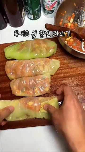 달걀 1개와 후추, 간장 1스푼, 굴소스 1스푼을 넣고 섞어줍니다. — 만두피 대신 양배추로 감싼 새우고기말이