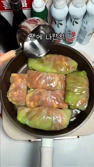 양배추 잎의 두꺼운 심 부분을 잘라내고 속을 넣어 감싸줍니다. — 만두피 대신 양배추로 감싼 새우고기말이