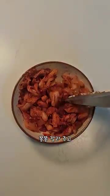 김치를 적당한 크기로 잘라 기름 두른 팬에 볶는다. 참치 1캔을 넣… — 김치 참치 콩나물밥, 반찬 없을 때 초간단 요리